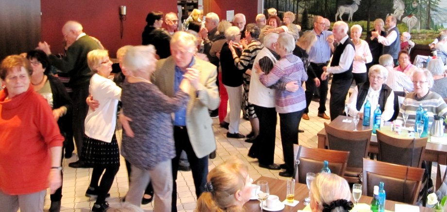Senior*innen tanzen gemeinsam im Tanz-Café