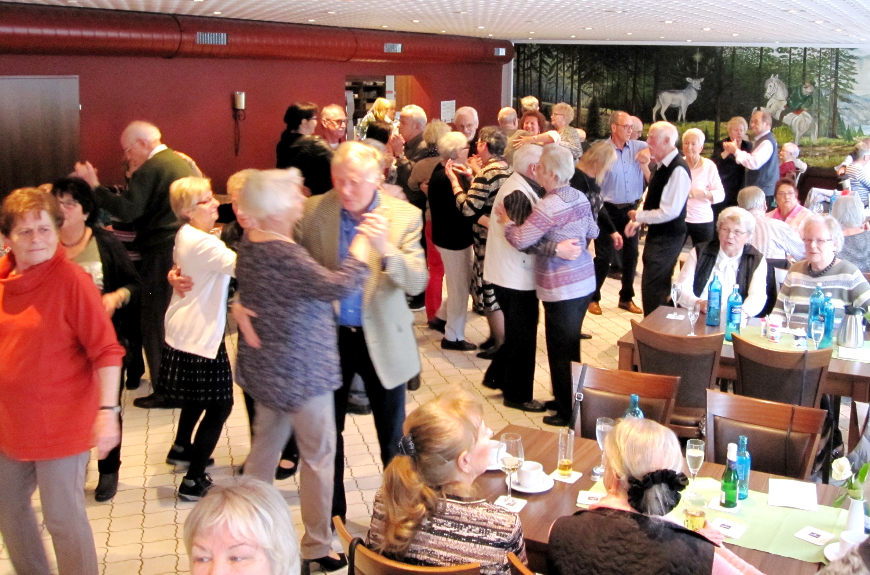 Senior*innen tanzen gemeinsam im Tanz-Café