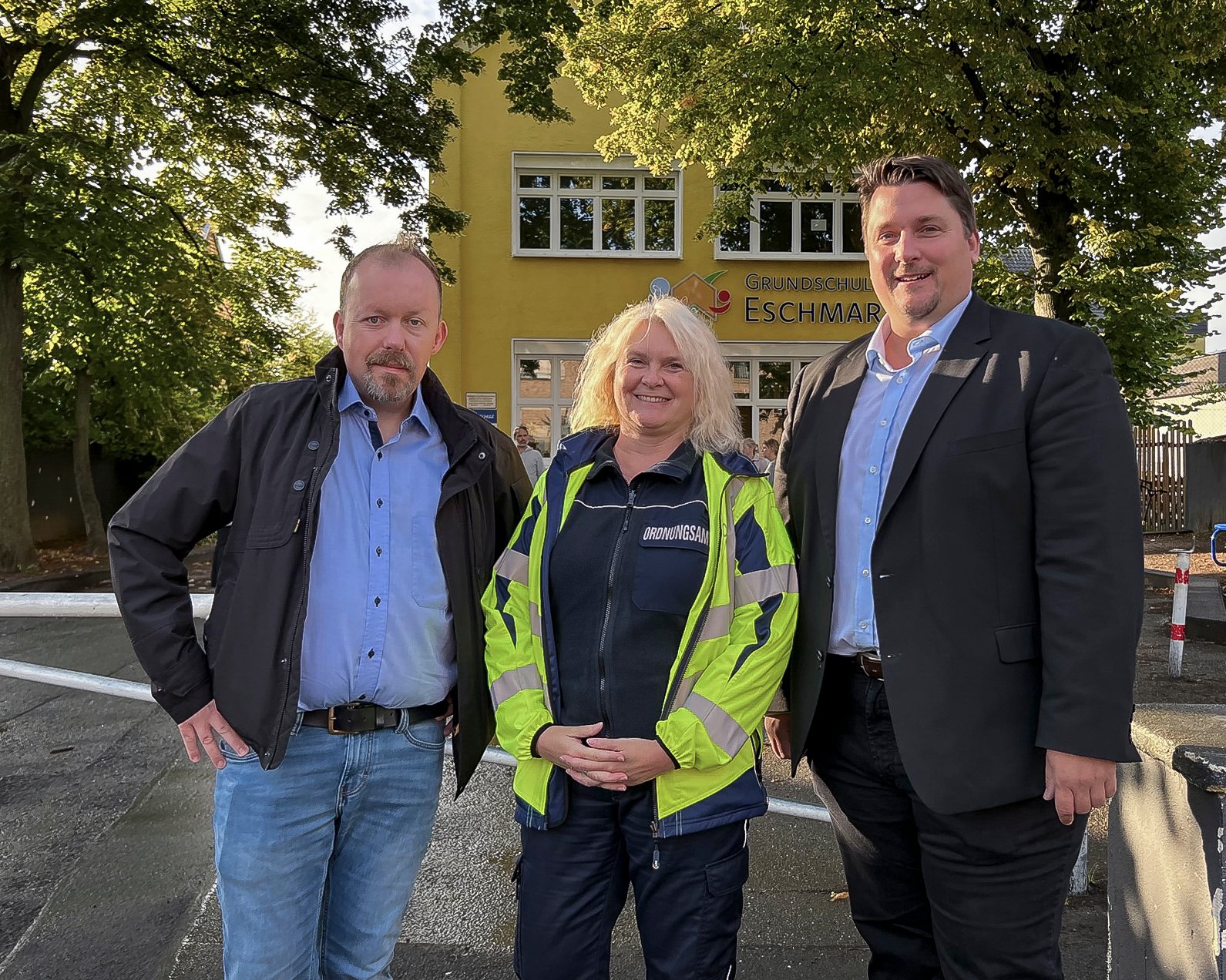 Schulleiter der Grundschule Eschmar, Kai Bornemann, zuständige Sachgebietsleiterin im Ordnungsamt, Sandra Zemla und Bürgermeister, Alexander Biber