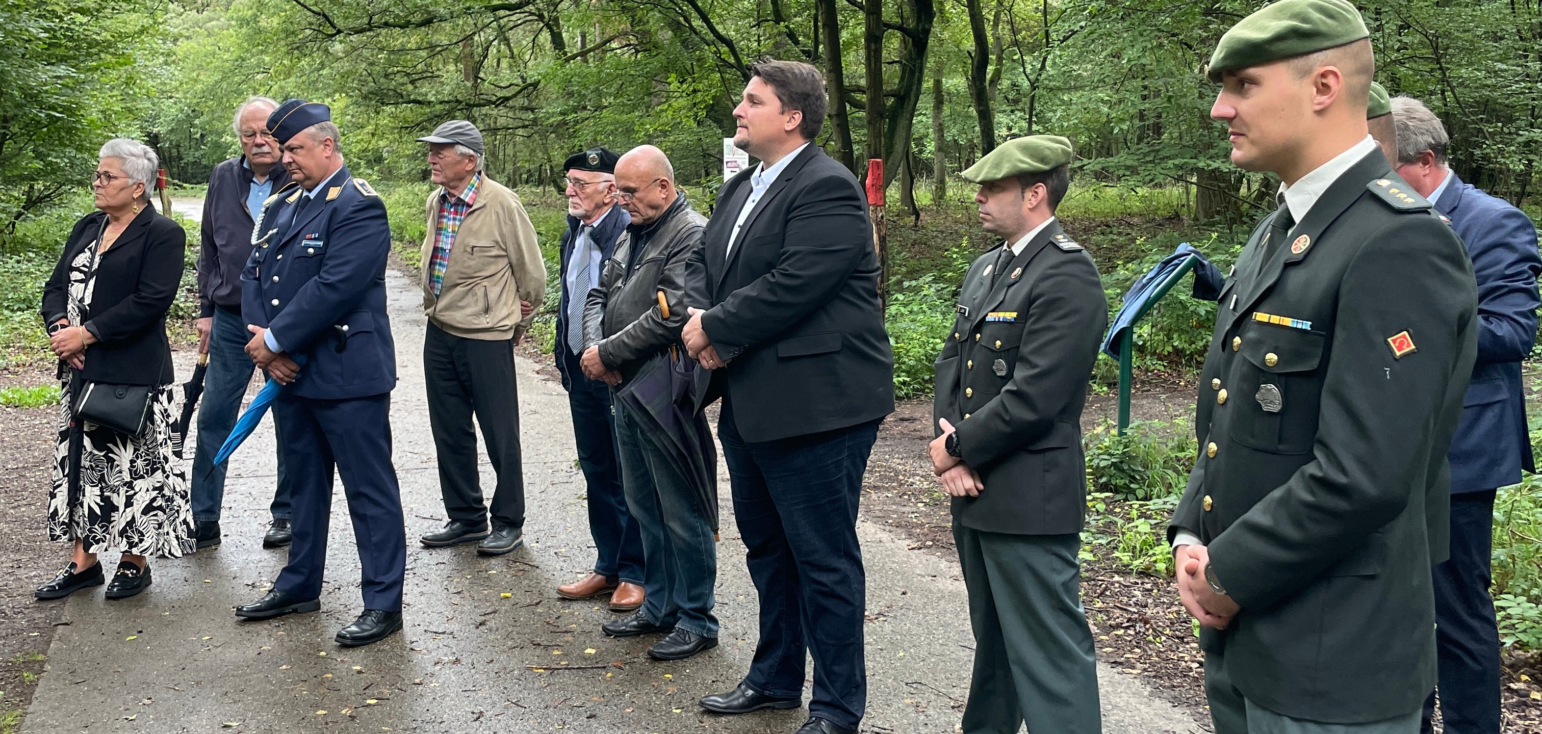 Vertreter der Stadt Troisdorf, des Heimat- und Geschichtsvereins Troisdorf, der belgischen und deutschen Streitkräfte sowie der belgischen Botschaft gedenken den Verstorbenen. 