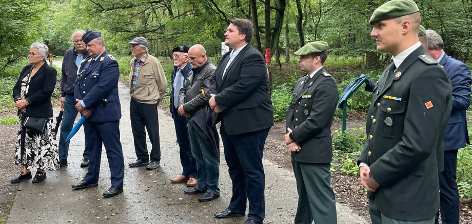 Vertreter der Stadt Troisdorf, des Heimat- und Geschichtsvereins Troisdorf, der belgischen und deutschen Streitkräfte sowie der belgischen Botschaft gedenken den Verstorbenen. 