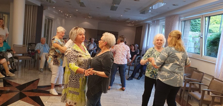 Senior*innen tanzen gemeinsam beim Tanztee