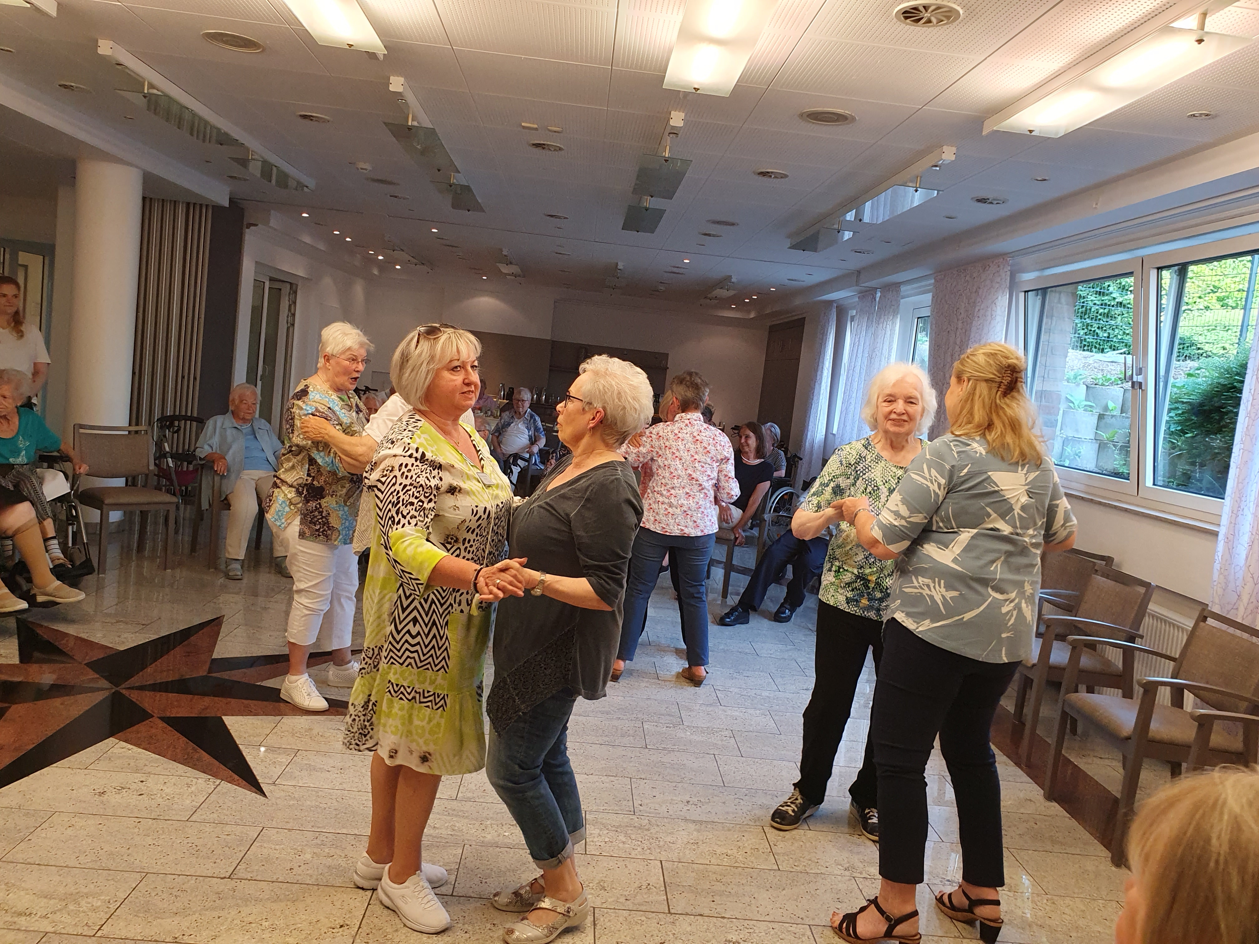 Senior*innen tanzen gemeinsam beim Tanztee
