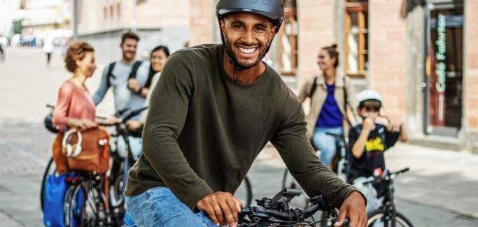 Fahrradfahrer steht und lächelt
