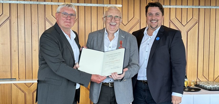 Landrat Sebastian Schuster (l.), Ulrich Knab (m.) und Alexander Biber, Bürgermeister der Stadt Troisdorf (r.).