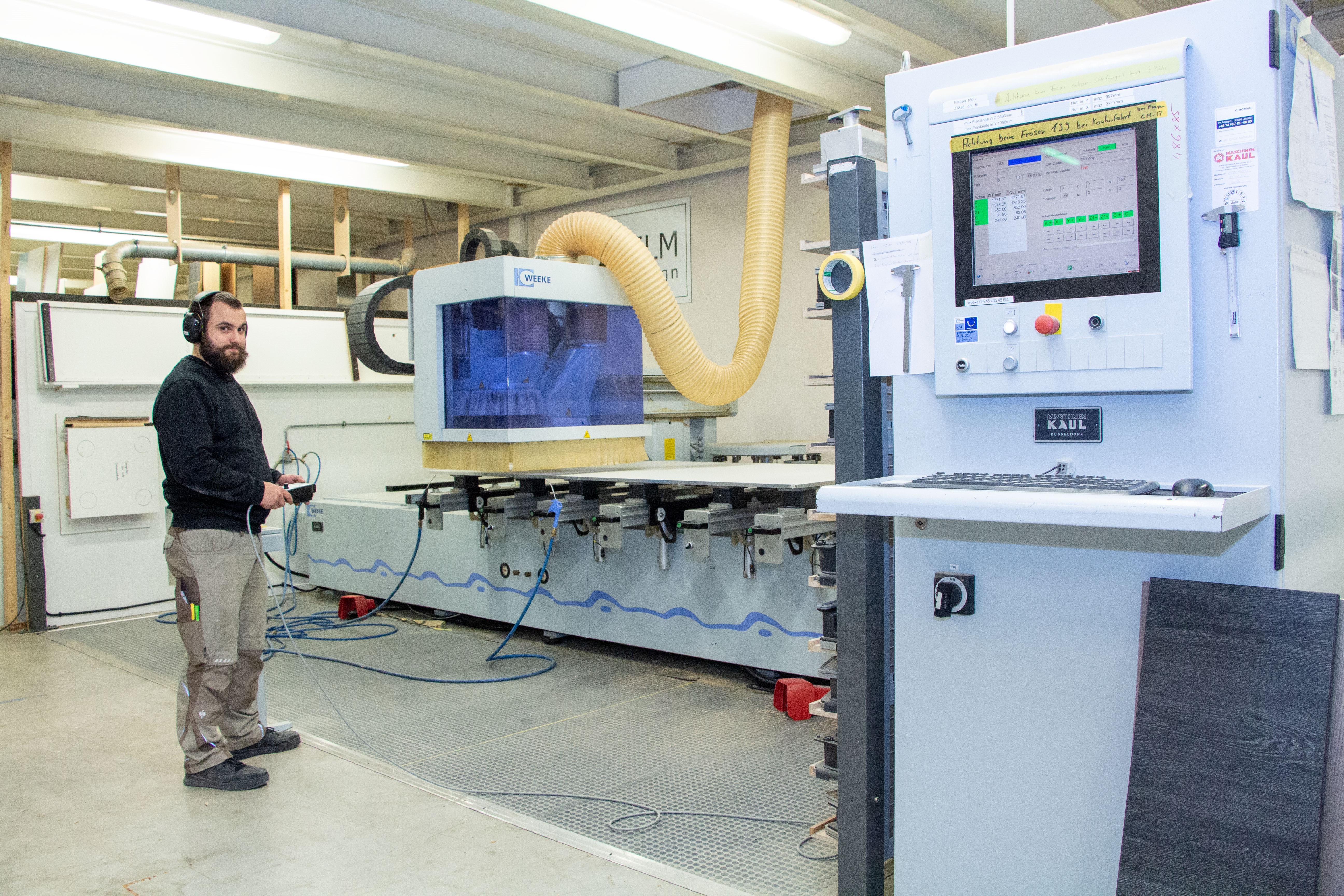 Bei Helm-Design sind moderne Holzbearbeitungsmaschinen im Einsatz.