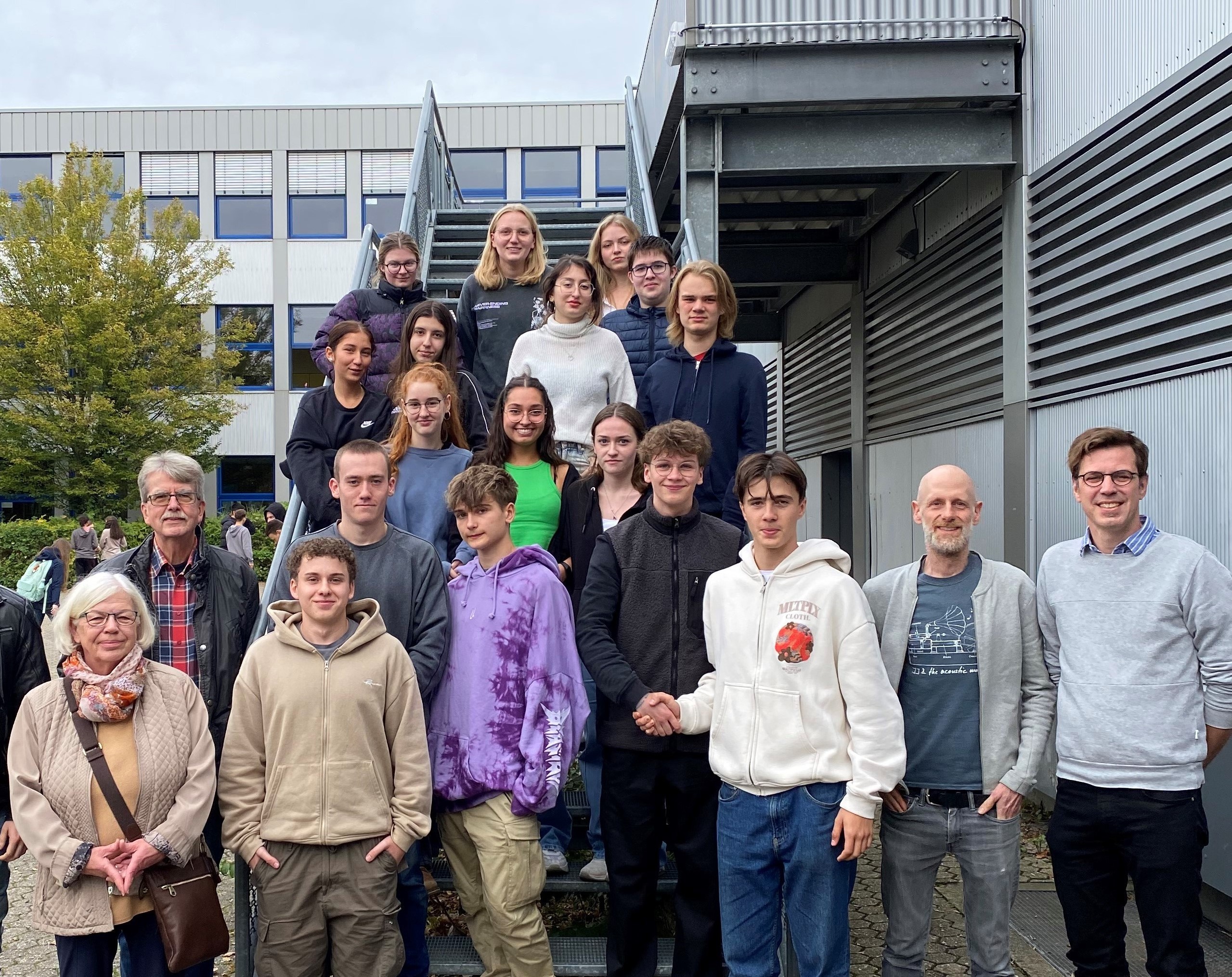 v.l.n.r. Gabriele Rodriguez (Vorsitzende Seniorenbeirat) Martin Zündorf (Stv. Vorsitzender Seniorenbeirat), Schüler*innen Gymnasium Zum Altenforst, Jost Schiefer (Lehrer) und Jürgen von Schlichting (Lehrer)