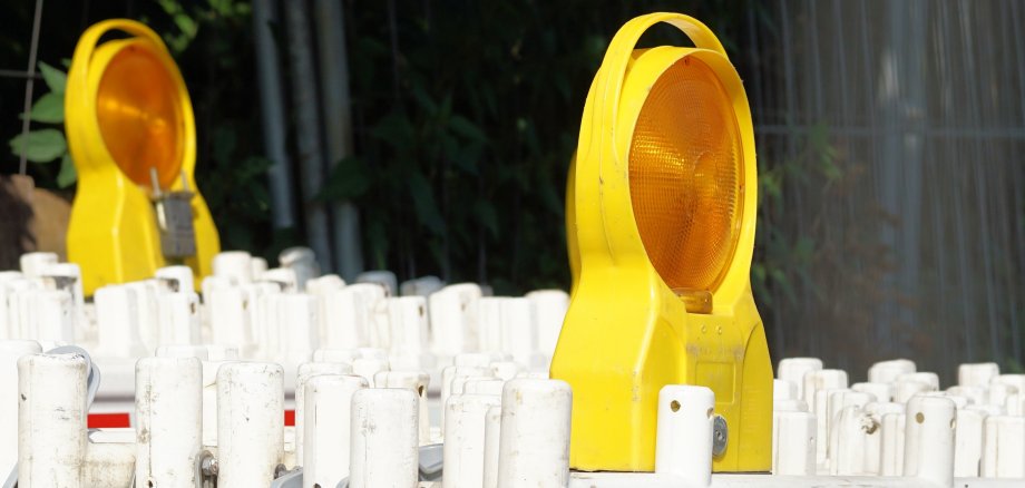 Strassensperre mit gelben Signallampen