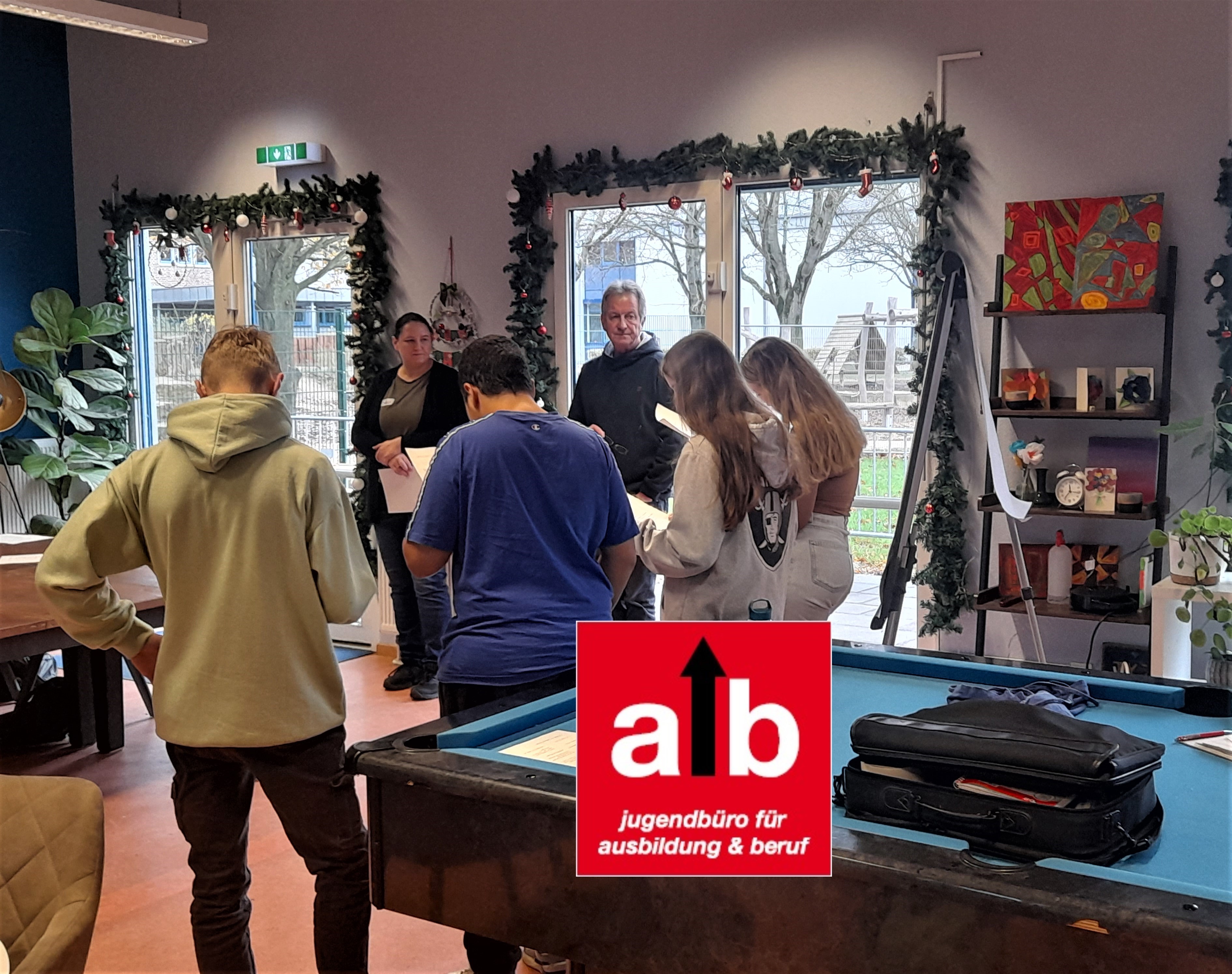 Alexandra Eilers und Reiner Stedtnitz vom Jugendbüro für Ausbildung und Beruf gemeinsam mit den Schüler*innen