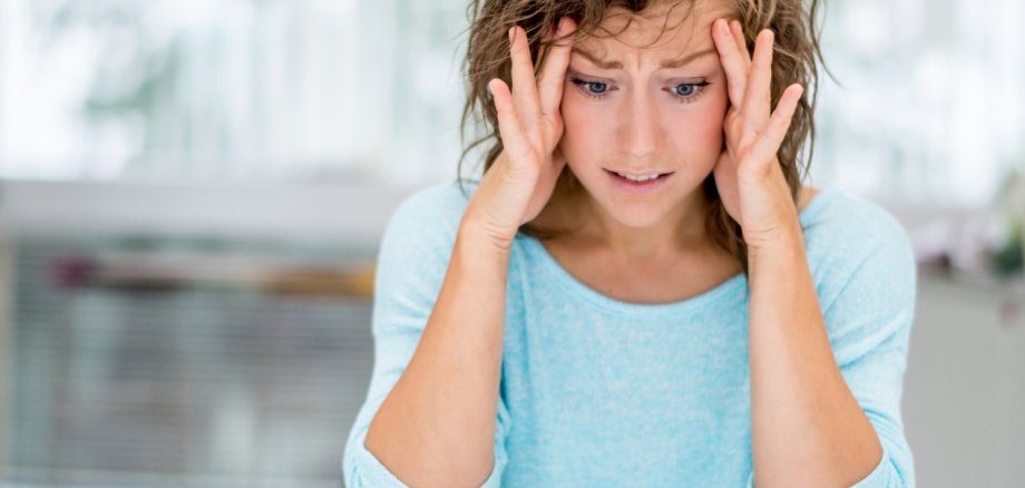 Wenn berufstätige Frauen in der Familie den Hauptanteil der Sorge- und Organisationsarbeit übernehmen, kann dies auch zu mentaler Überlastung führen. 