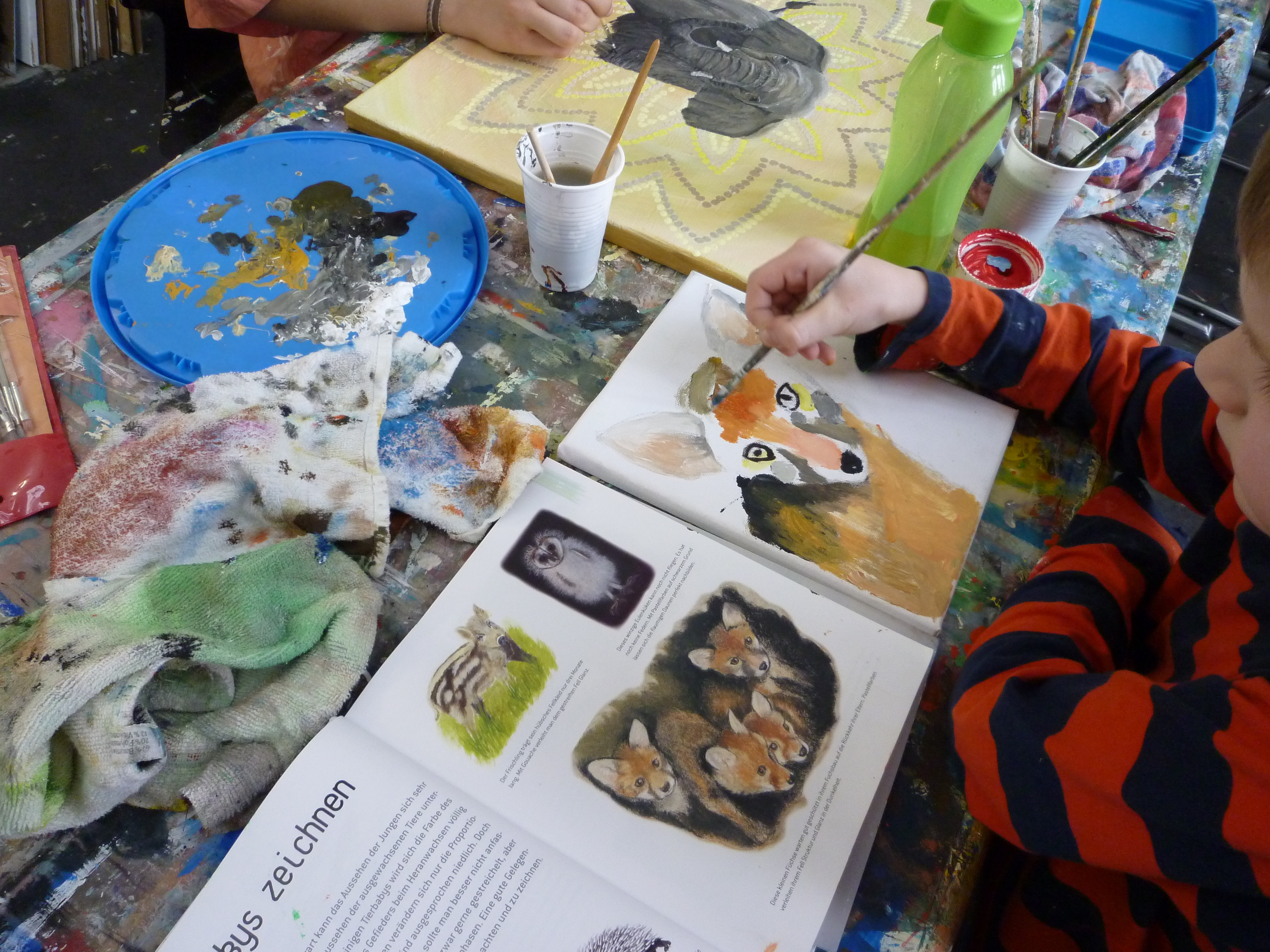 Kind malt einen Fuchs