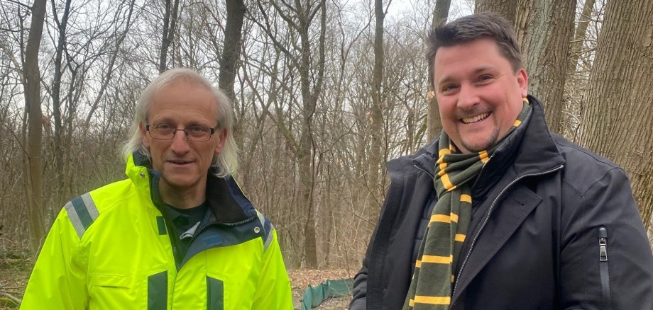 Bürgermeister Alexander Biber und Dr. Hans-Bernd Bendl (Umweltamt) sammeln gemeinsam Kröten am Krötenzaun