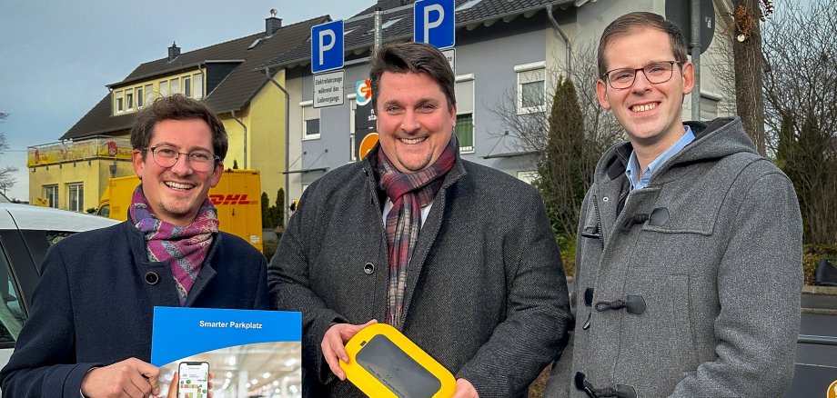 Bürgermeister Alexander Biber, Digitalisierungsbeauftragter Fabian Wagner sowie Projektleiter Max Schwerhoff vor Ort mit einem Sensor