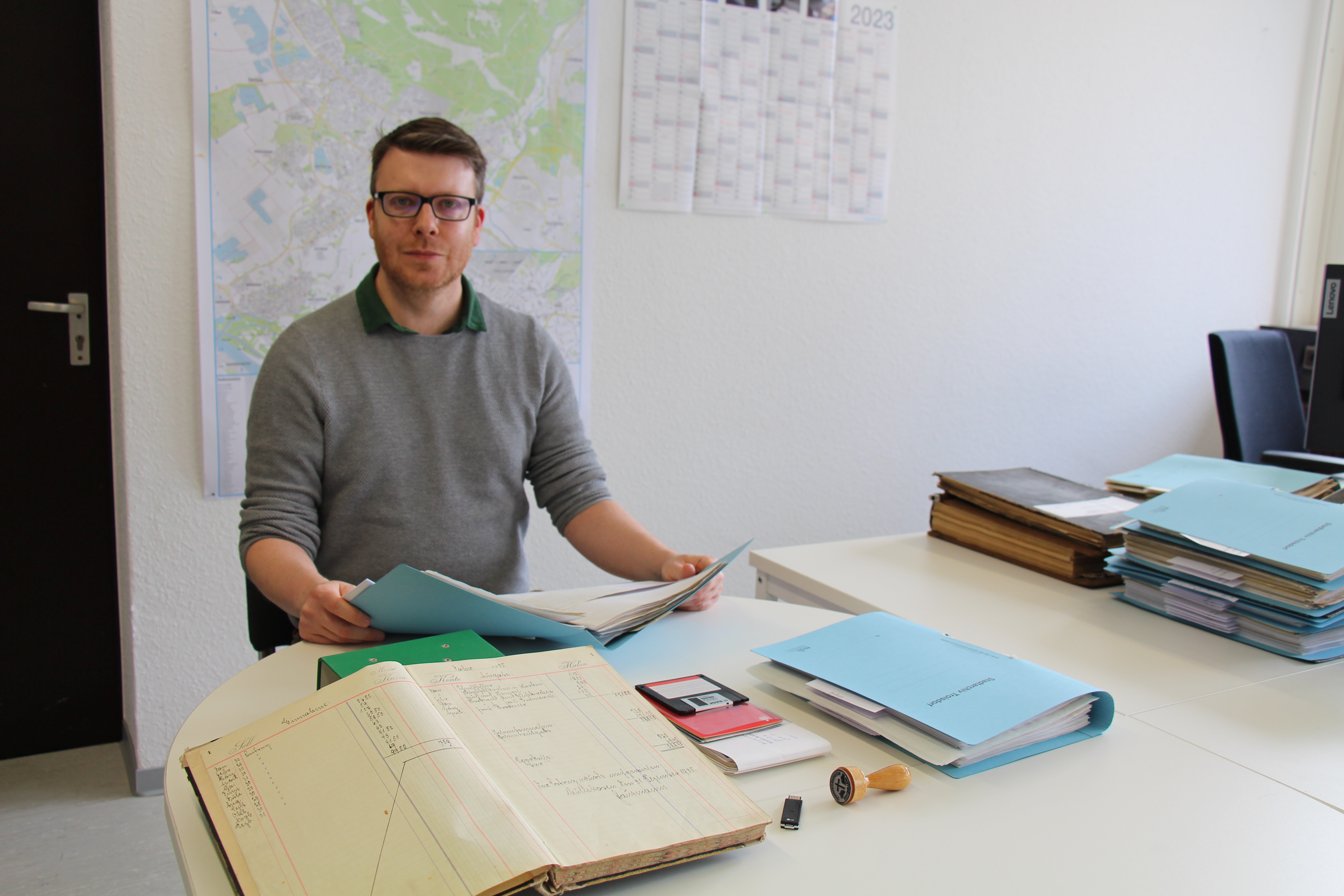 Christian Fuchs, Auszubildender im Stadtarchiv, erstellte nach Sichtung durch die ArchivarInnen ein Abgabeprotokoll über die Sammlung.