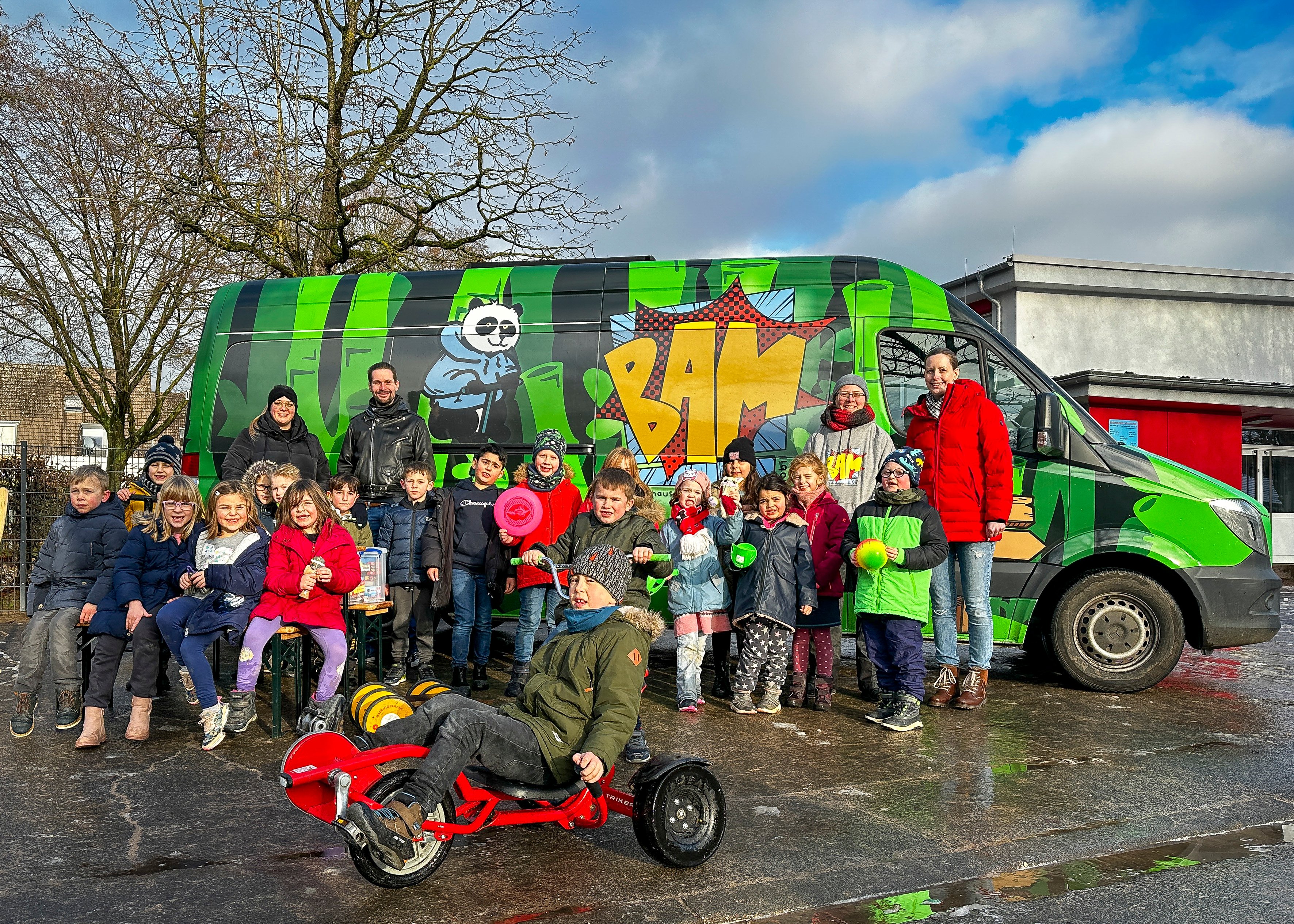 v.l. Jennifer Schneider, Maik Fischer und  Christiane Beyer (Team BAM), Tanja Effers (Bereichsleitung  KJA) gemeinsam mit den Kindern