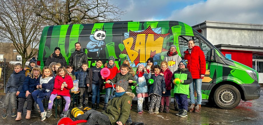 v.l. Jennifer Schneider, Maik Fischer und  Christiane Beyer (Team BAM), Tanja Effers (Bereichsleitung  KJA) gemeinsam mit den Kindern