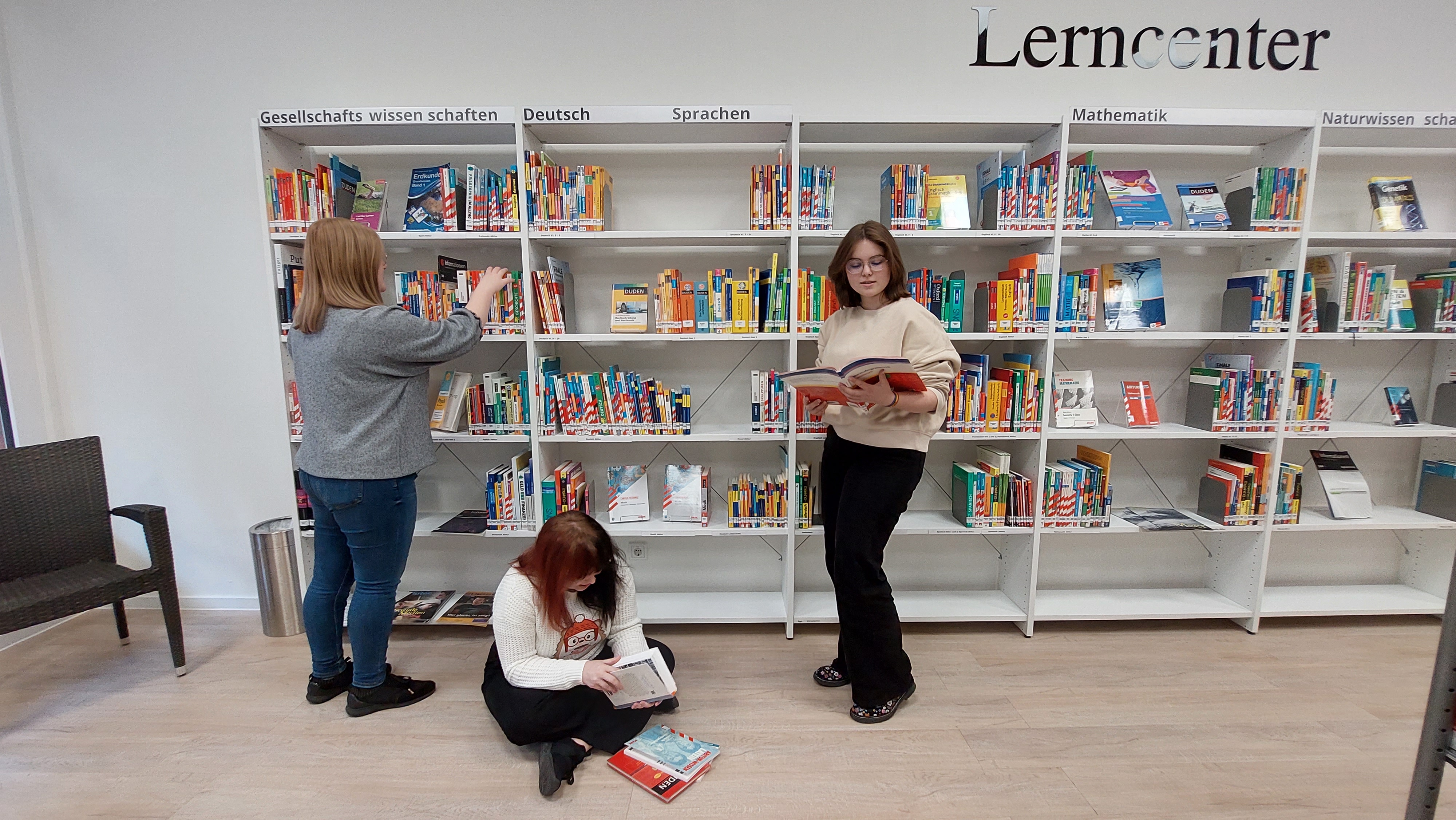 Drei Frauen nutzen das Lerncenter