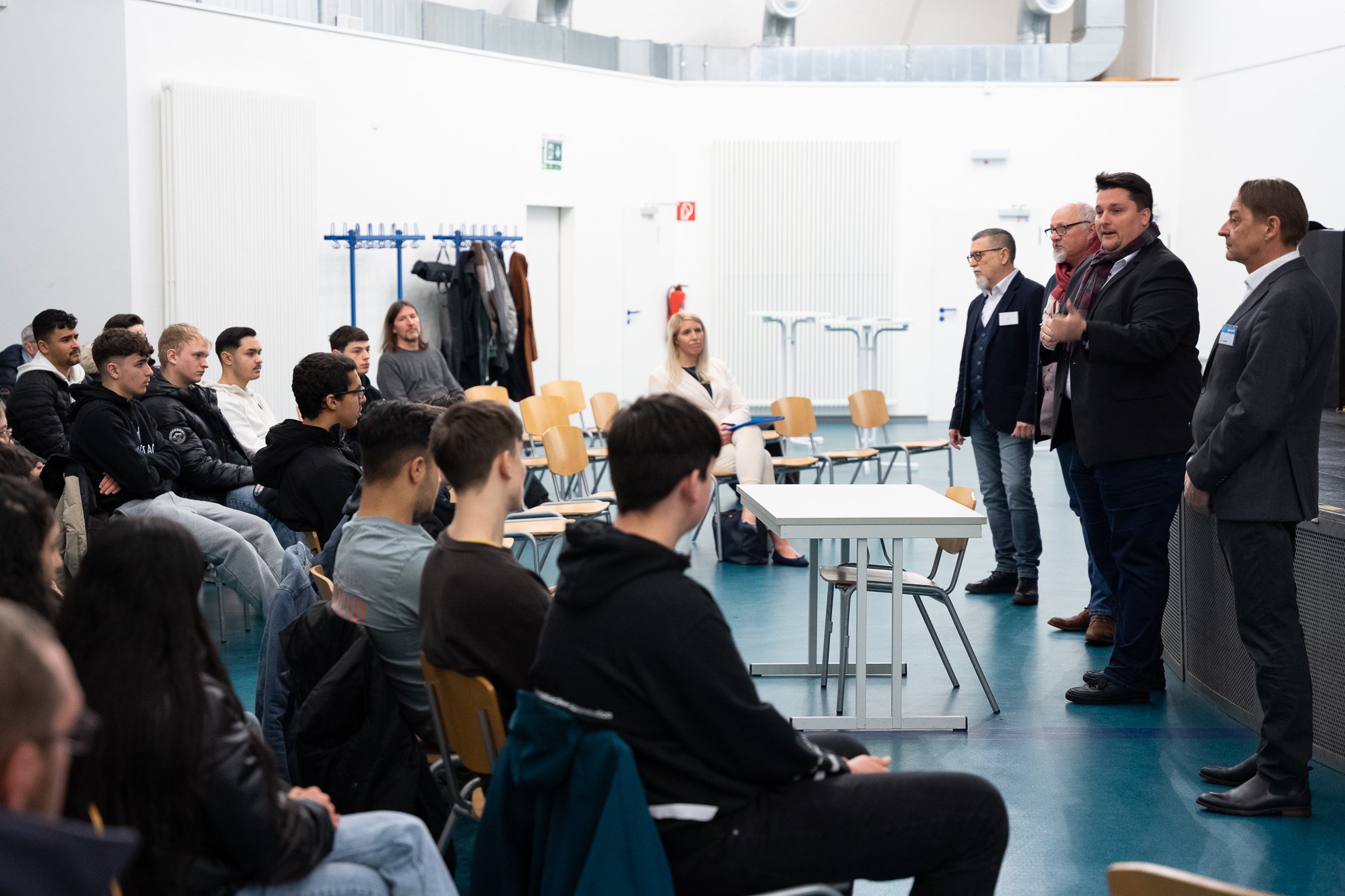 Paul Talbot, Ralf Wermter, Bürgermeister Biber und Hans Sampels (v.l.n.r.) beim Kick-off an der Rupert-Neudeck-Schule