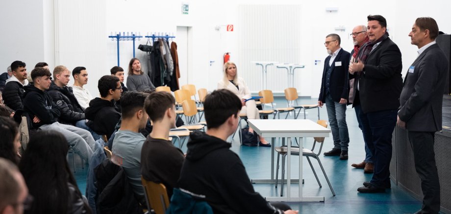 Paul Talbot, Ralf Wermter, Bürgermeister Biber und Hans Sampels (v.l.n.r.) beim Kick-off an der Rupert-Neudeck-Schule