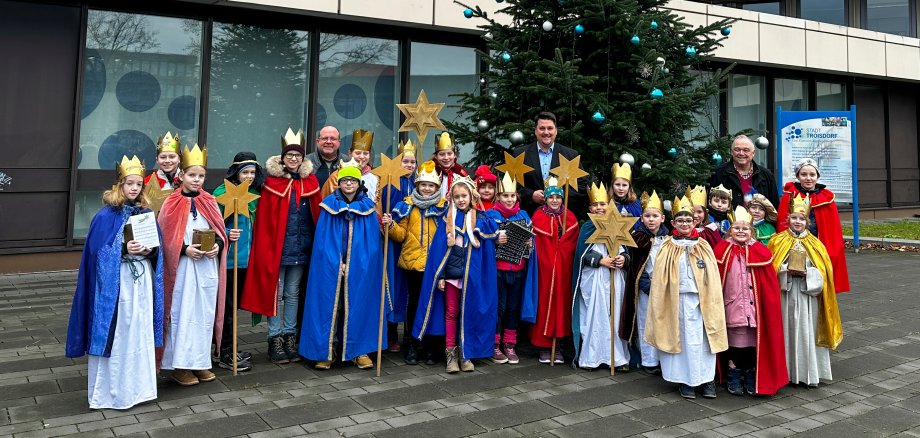 Sternsinger vor dem Rathaus