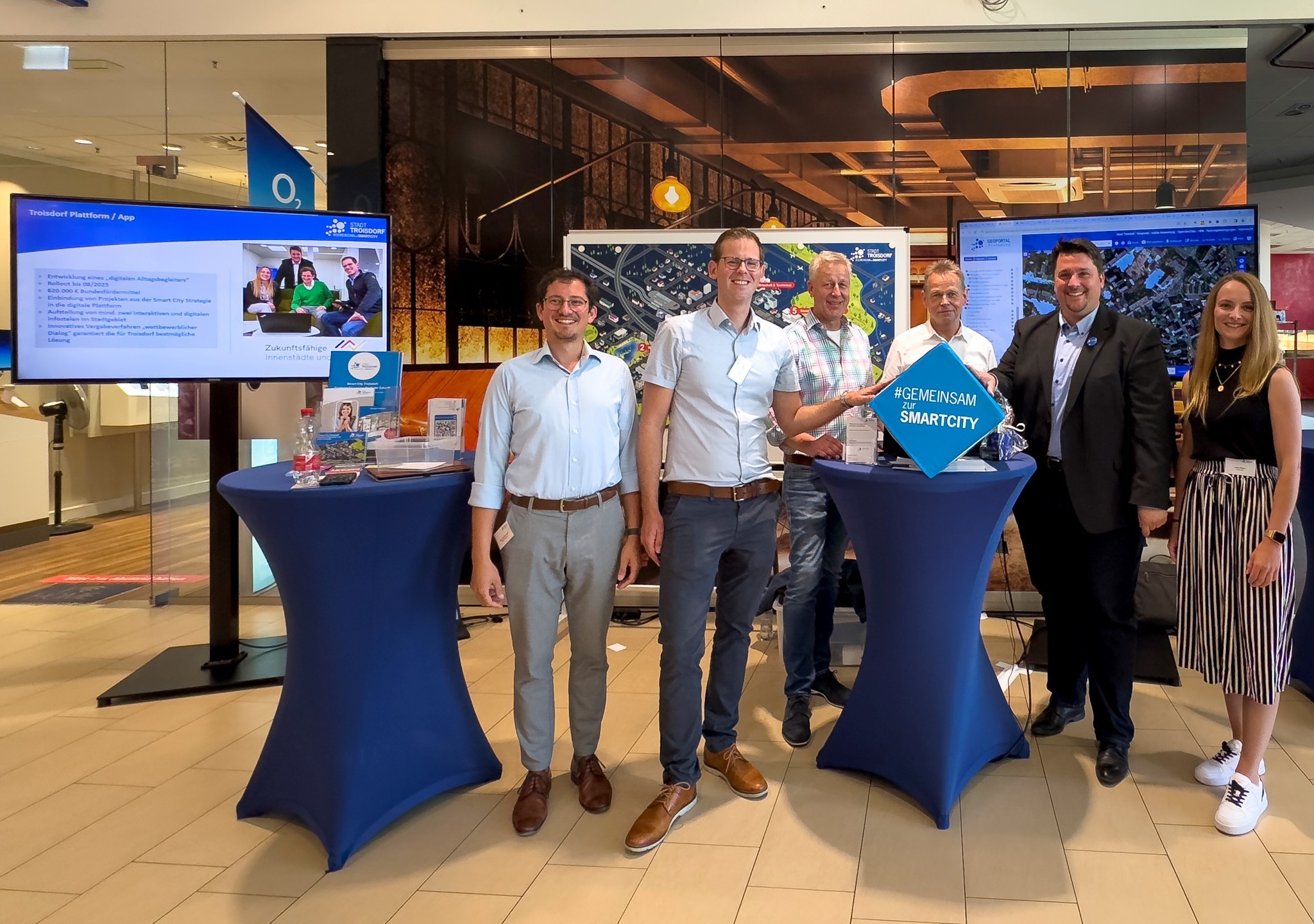 : v.l. Max Schwerhoff, Fabian Wagner, Elmar Bregenhorn, Andreas Cordier (alle Stadt Troisdorf), Bürgermeister Alexander Biber, Julia Küker (Unity AG) beim Digitaltag in der Galerie Troisdorf