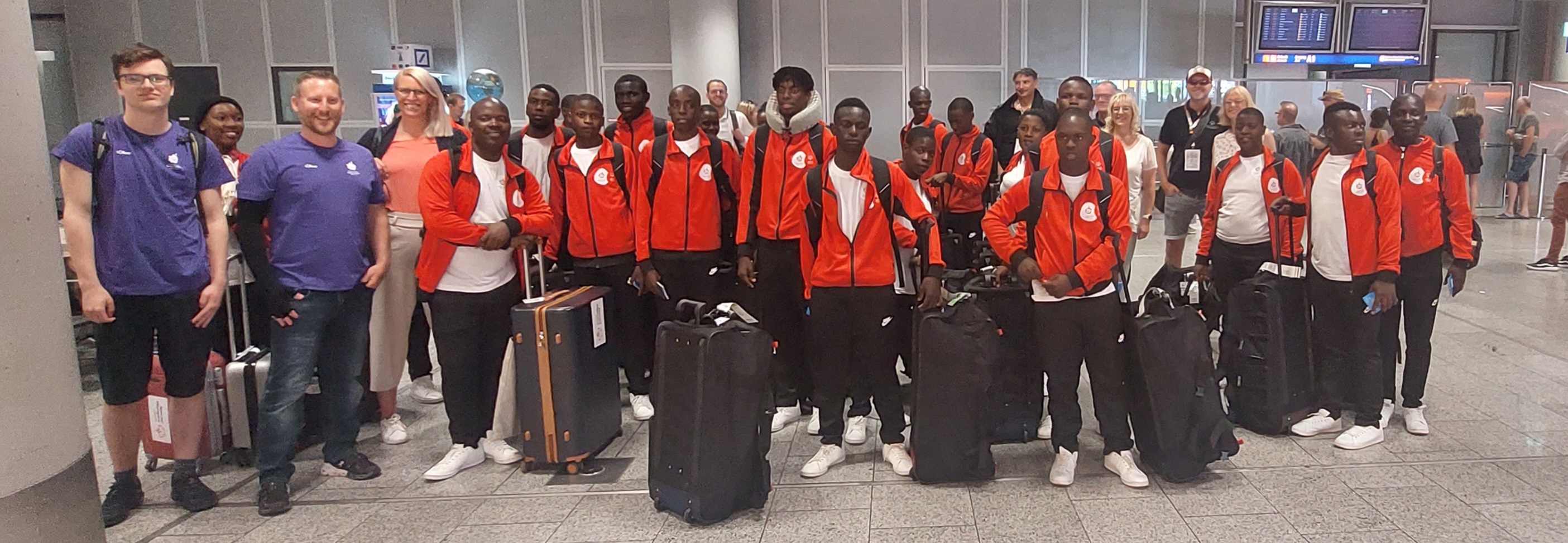 Team Uganda wird am Flughafen Frankfurt freudig in Empfang genommen