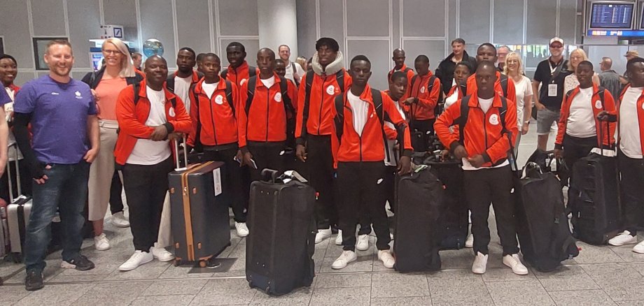Team Uganda wird am Flughafen Frankfurt freudig in Empfang genommen
