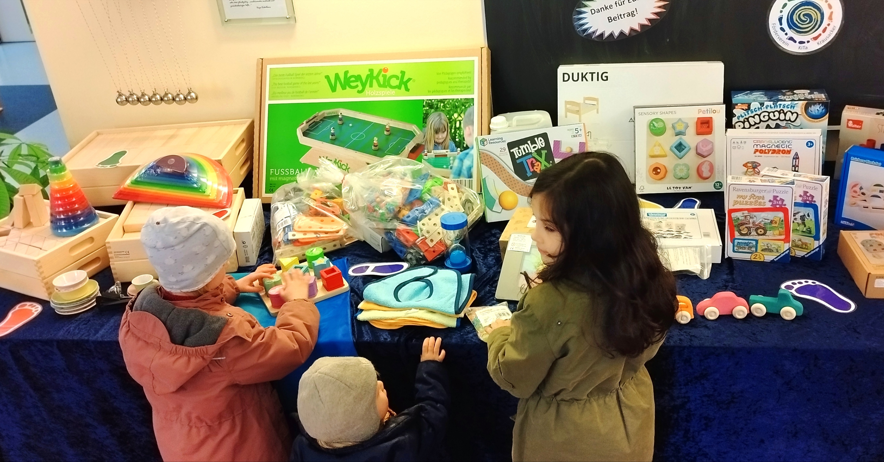 Drei Kinder vor dem aufgestellten Spielzeug.