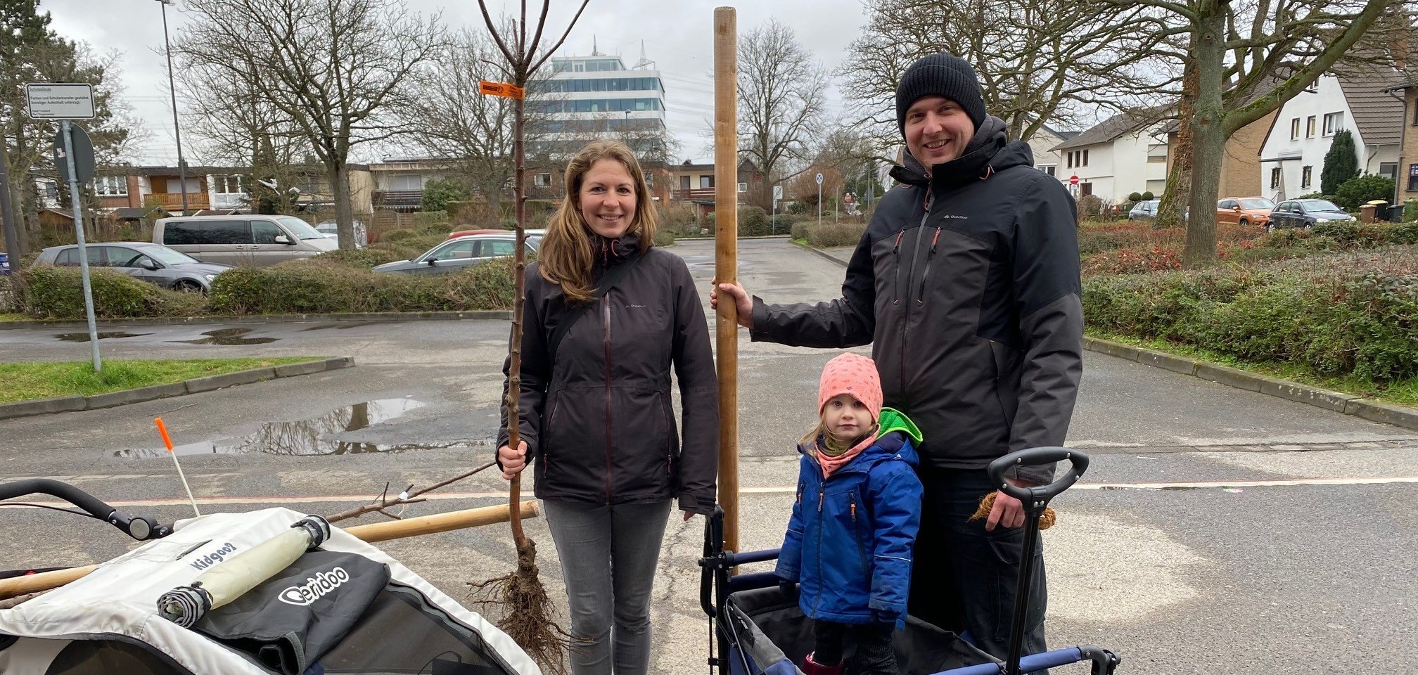 Familie mit Obstbaum
