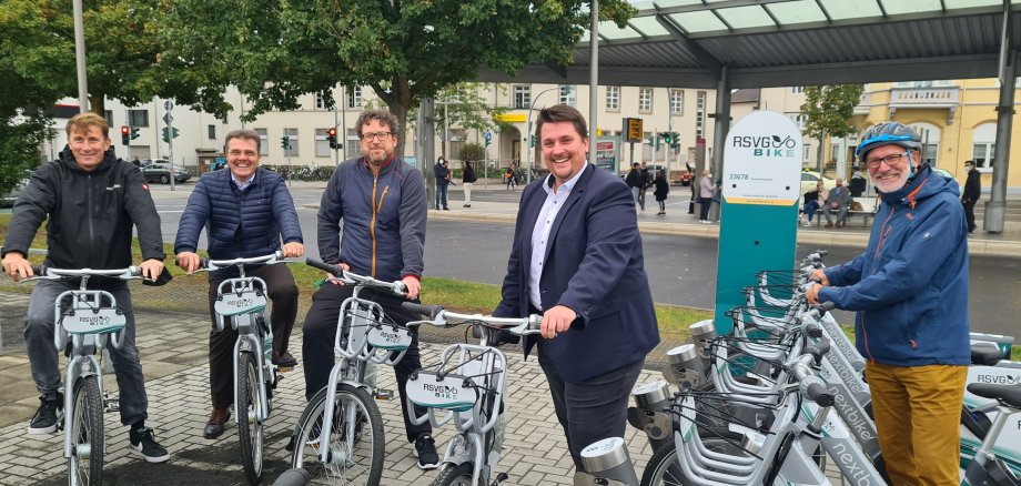 Nils Möller von Nextbike, RSVG-Geschäftsführer Volker Otto, Mobilitätsmanager Daniel Euler, Bürgermeister Alexander Biber und ADFC-Ortsgruppensprecher Wolfgang Zeidler (v.l.n.r) bei der Eröffnung der RSVG- Ladestation im Oktober 2021