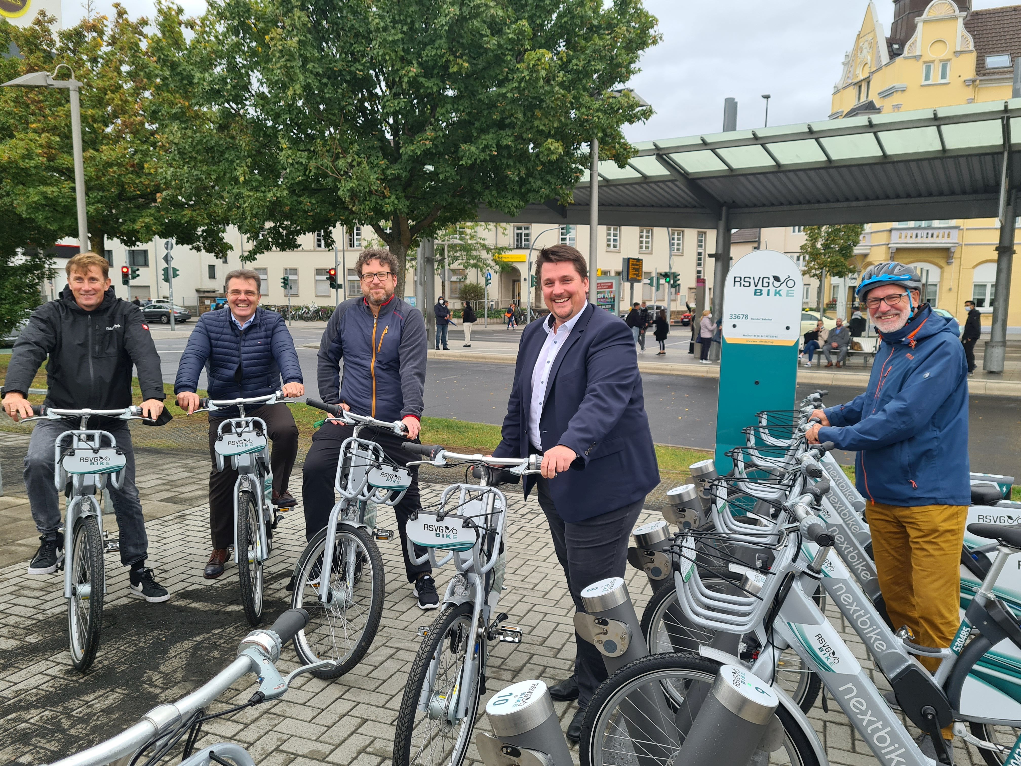 Nils Möller von Nextbike, RSVG-Geschäftsführer Volker Otto, Mobilitätsmanager Daniel Euler, Bürgermeister Alexander Biber und ADFC-Ortsgruppensprecher Wolfgang Zeidler (v.l.n.r) bei der Eröffnung der RSVG- Ladestation im Oktober 2021