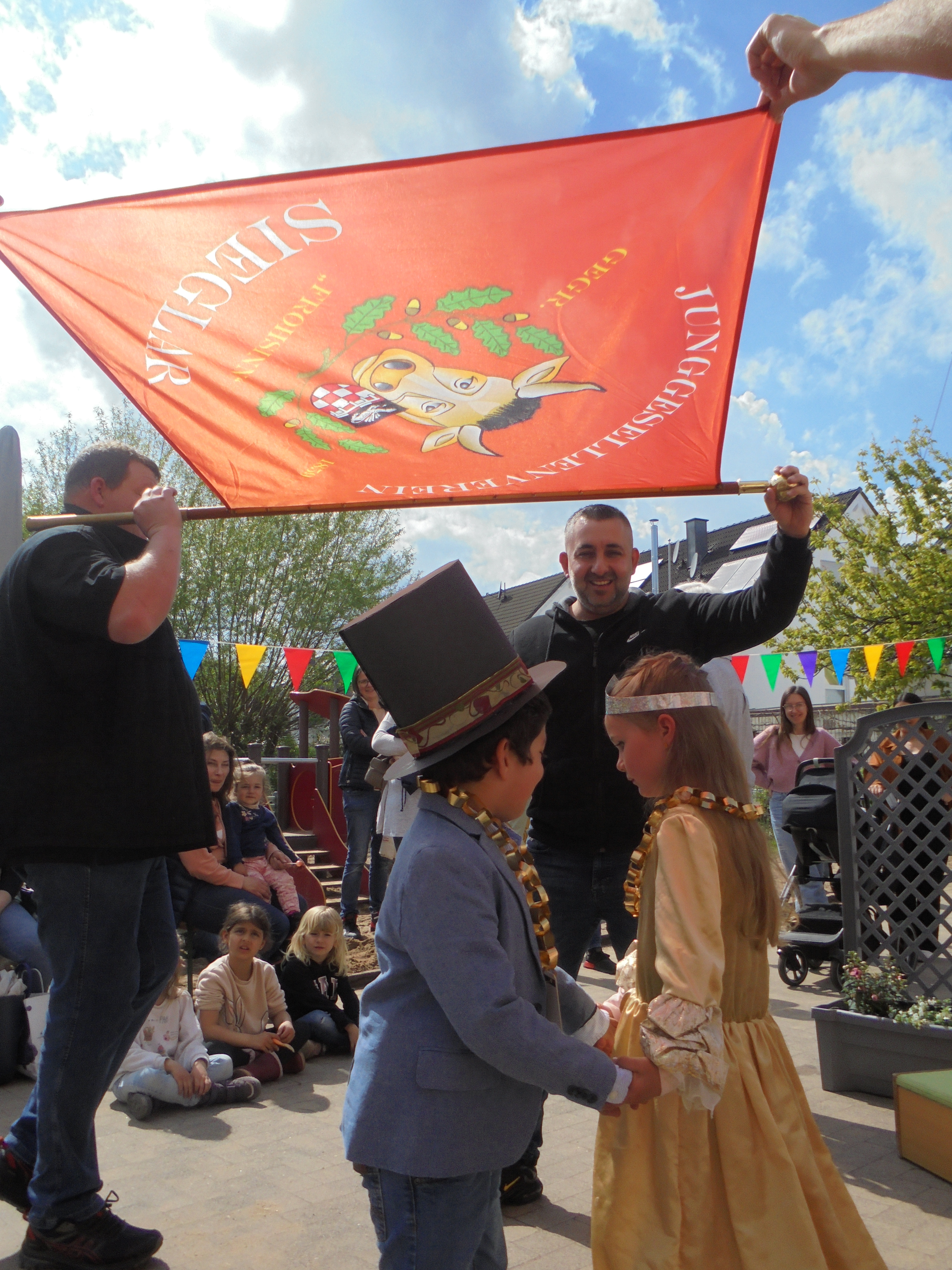 Das Königspaar durfte unter der Fahne tanzen.