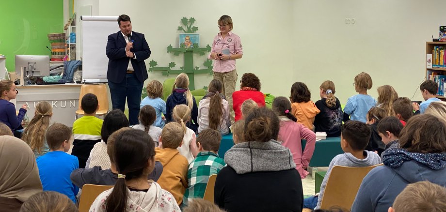 Bürgermeister Alexander Biber und Anna Friesen und das Kinderforum