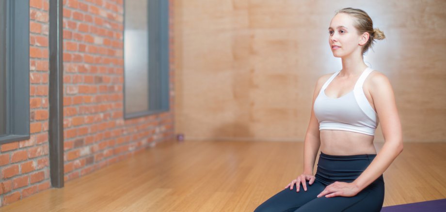 Frau entspannt sich bei Yoga