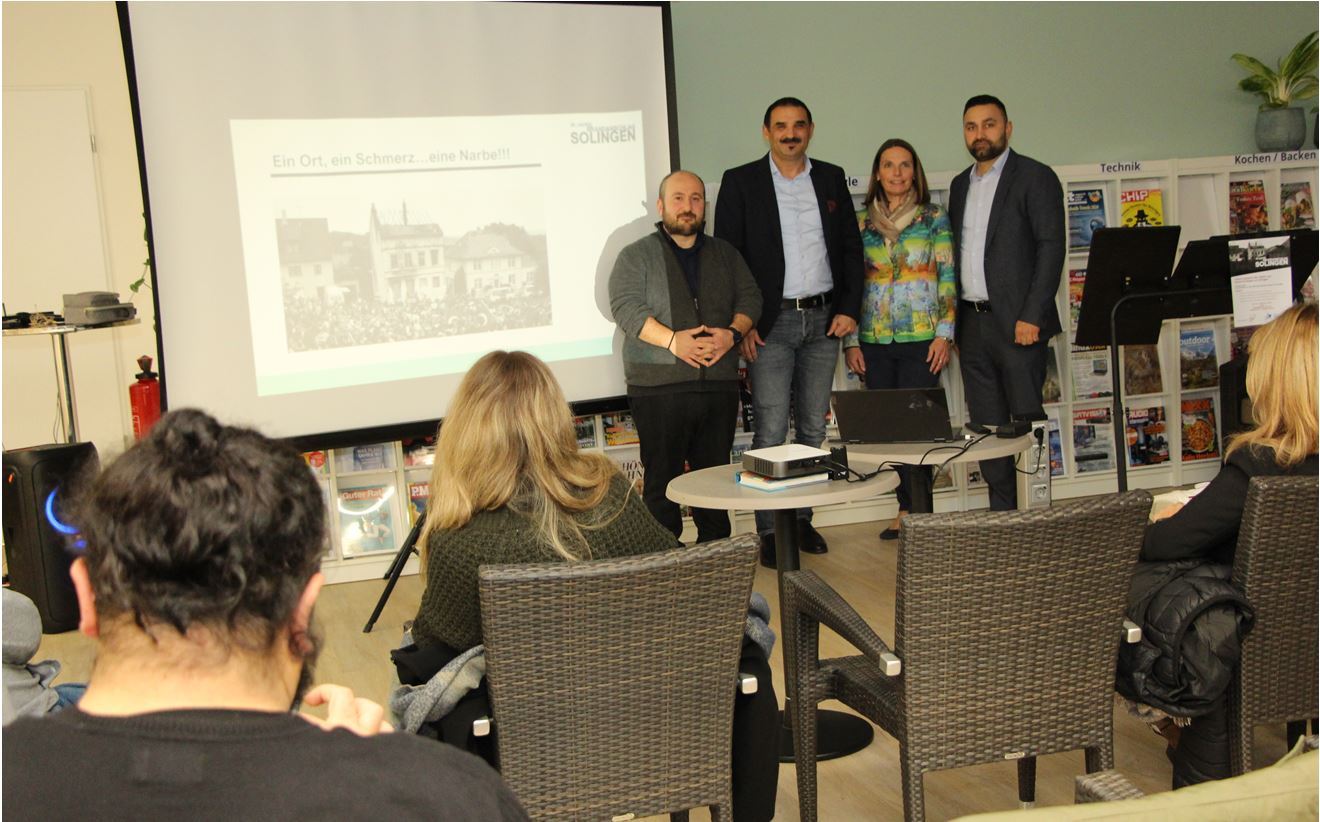 Taner Aksoy, Erkan Zorlu, Tanja Gaspers und Oguzhan Aytac erinnerten an die gräuliche Tat von Solingen 1993