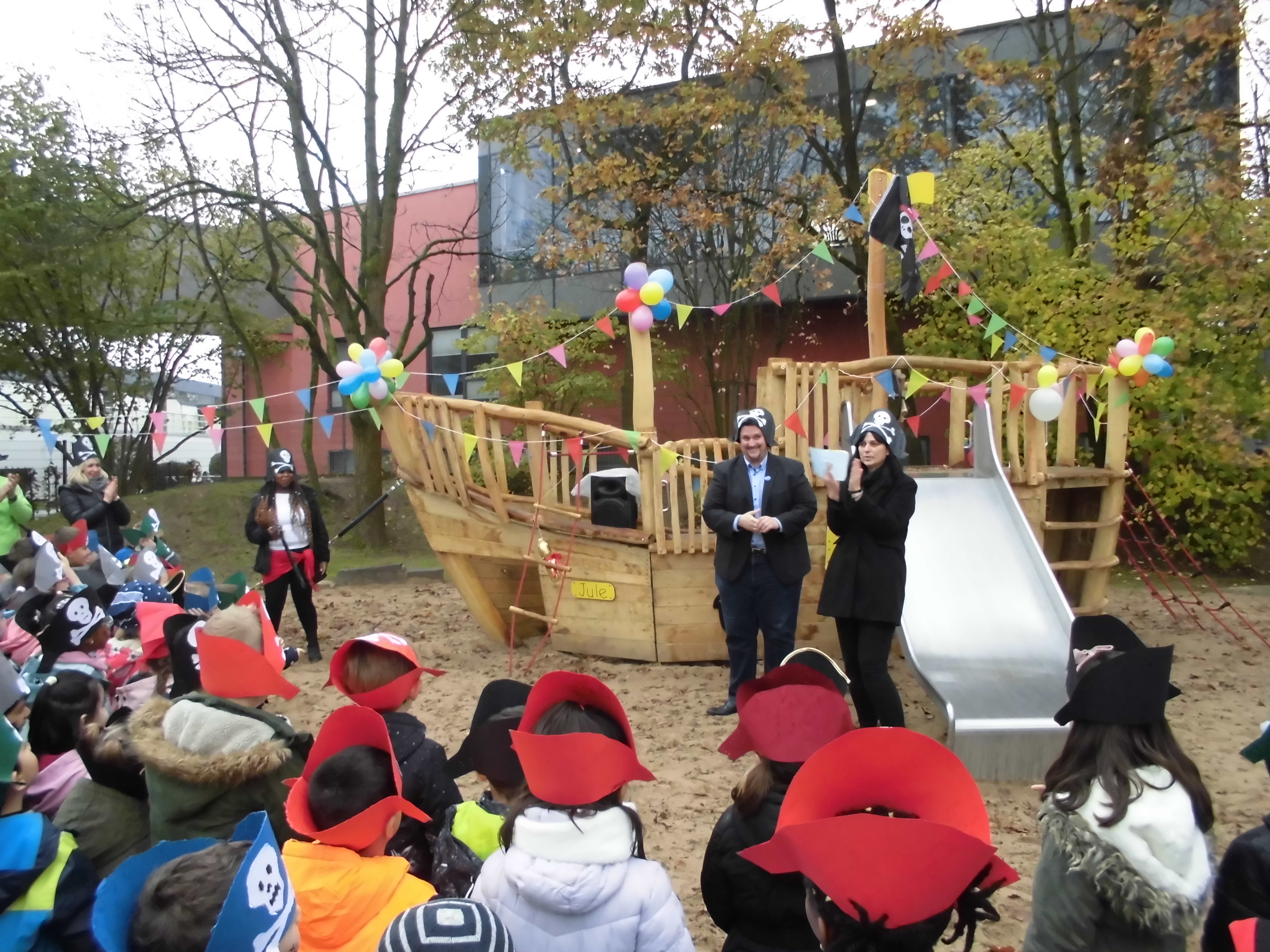 Bürgermeister Alexander Biber vor dem Piratenschiff