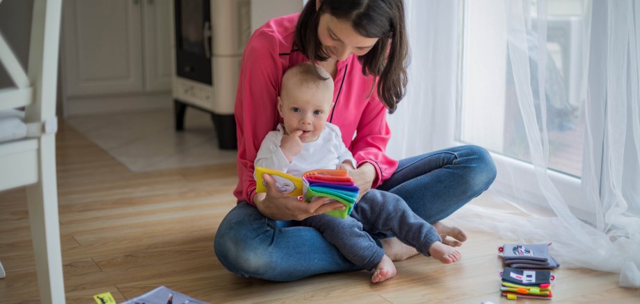 Mutter mit Baby auf dem Schoß