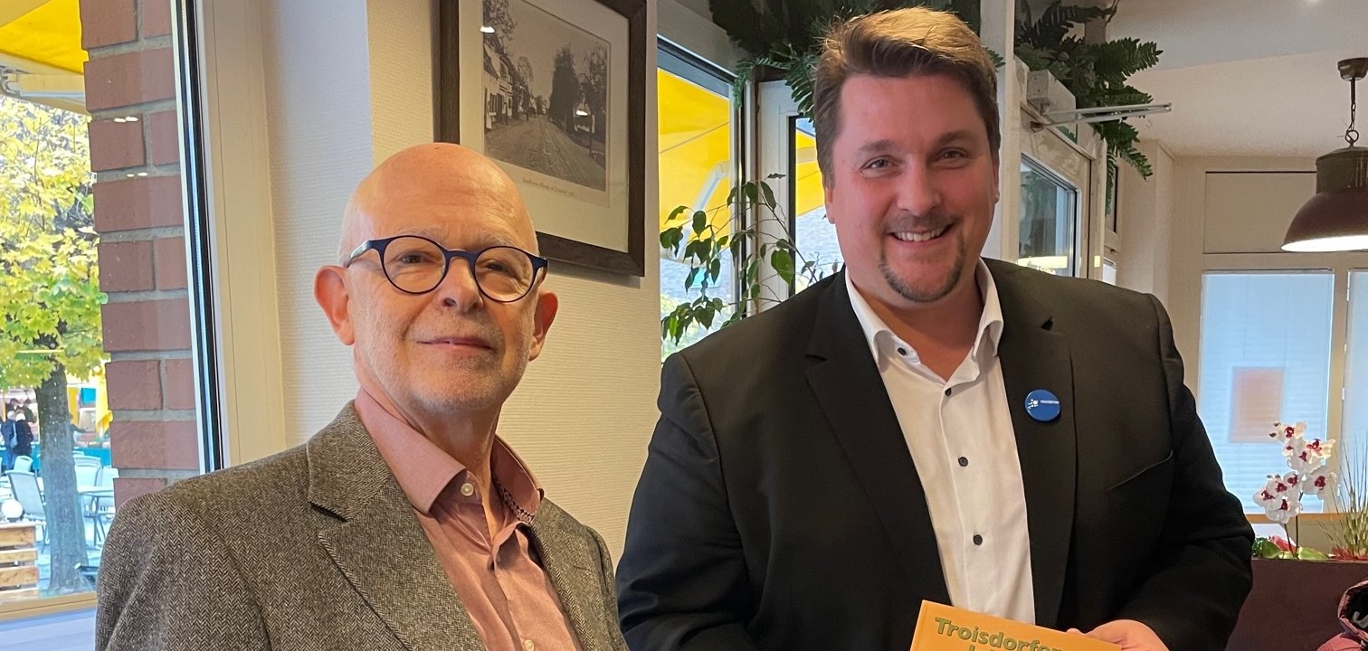 vl. Claus Chrispeels (Vorstand Heimats- und Geschichtsverein Troisdorf, Bürgermeister Alexander Biber 