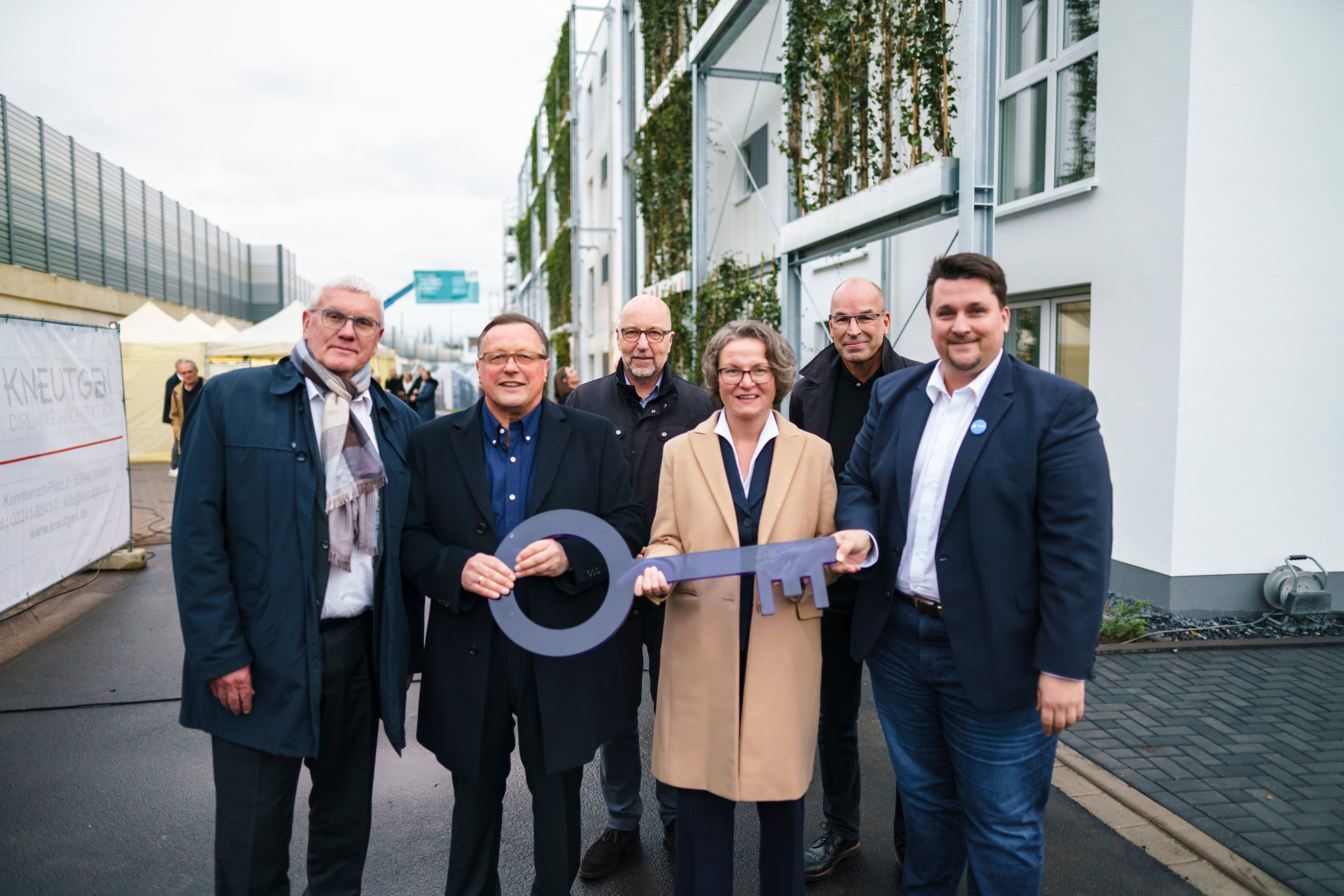 v.l. Landrat des Rhein-Sieg-Kreises Sebastian Schuster, Eric Schütz (Gerling&Schütz Immobilien- und Beteiligungsgesellschaft mbH), Ludger Kloidt (Geschäftsführer der BEG NRW und NRW.URBAN), Ministerin für Heimat, Kommunales, Bau und Digitalisierung des Landes Nordrhein-Westfalen Ina Scharrenbach, Joachim Kneutgen (Kneutgen Architekten), Bürgermeister Alexander Biber