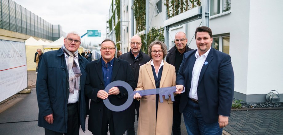 v.l. Landrat des Rhein-Sieg-Kreises Sebastian Schuster, Eric Schütz (Gerling&Schütz Immobilien- und Beteiligungsgesellschaft mbH), Ludger Kloidt (Geschäftsführer der BEG NRW und NRW.URBAN), Ministerin für Heimat, Kommunales, Bau und Digitalisierung des Landes Nordrhein-Westfalen Ina Scharrenbach, Joachim Kneutgen (Kneutgen Architekten), Bürgermeister Alexander Biber