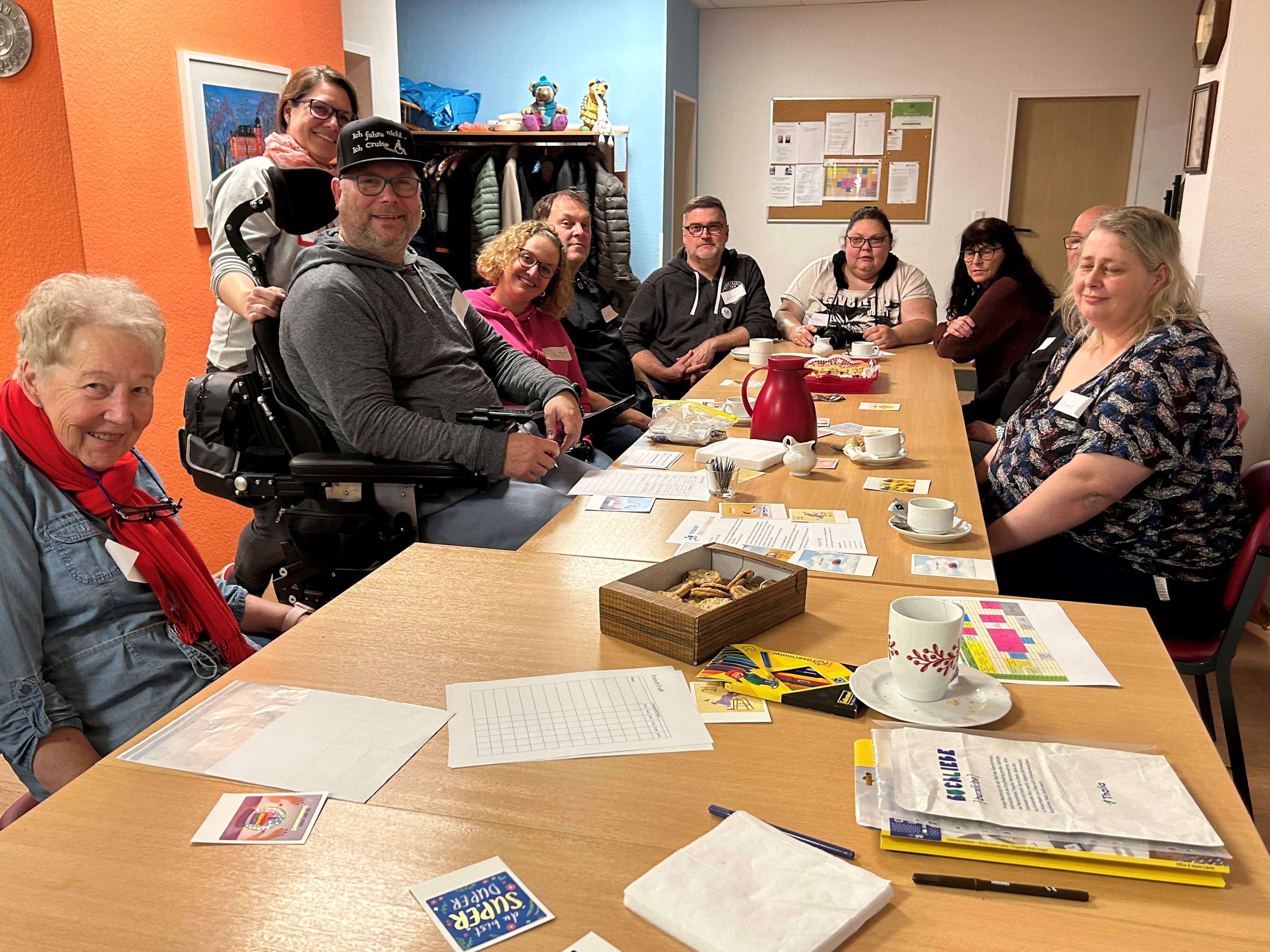 Behinderte und Nichtbehinderte an einem Tisch