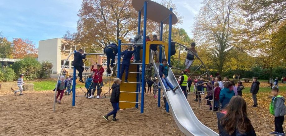 Kinder spielen auf Klettergerüst und Rutsche