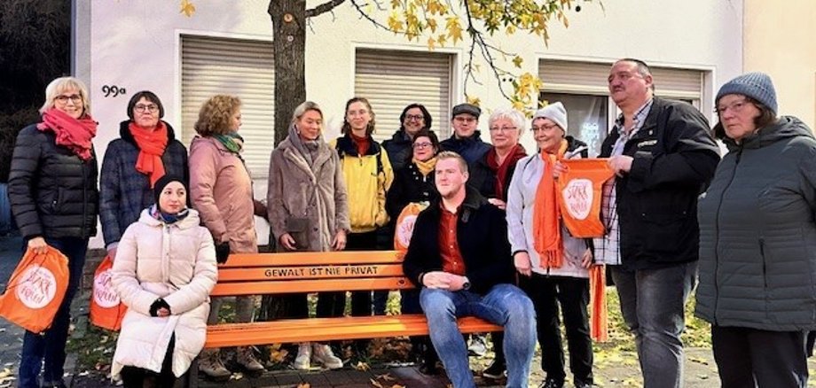 Einweihung der 4. Orangenen Bank gegen Gewalt an Frauen in Troisdorf