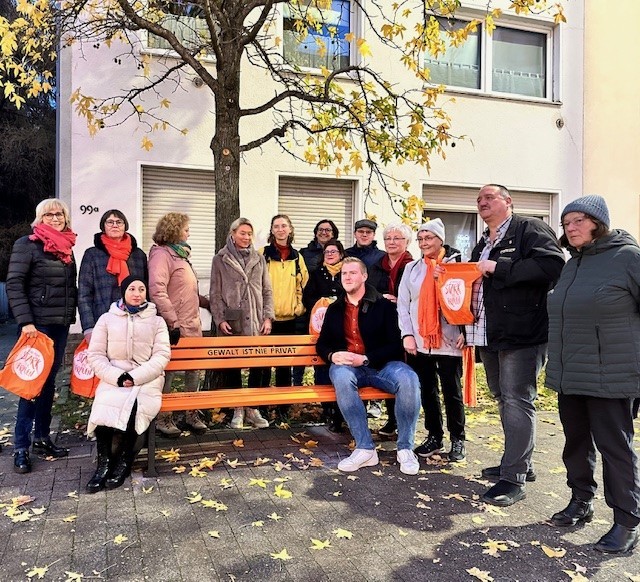 Einweihung der 4. Orangenen Bank gegen Gewalt an Frauen in Troisdorf