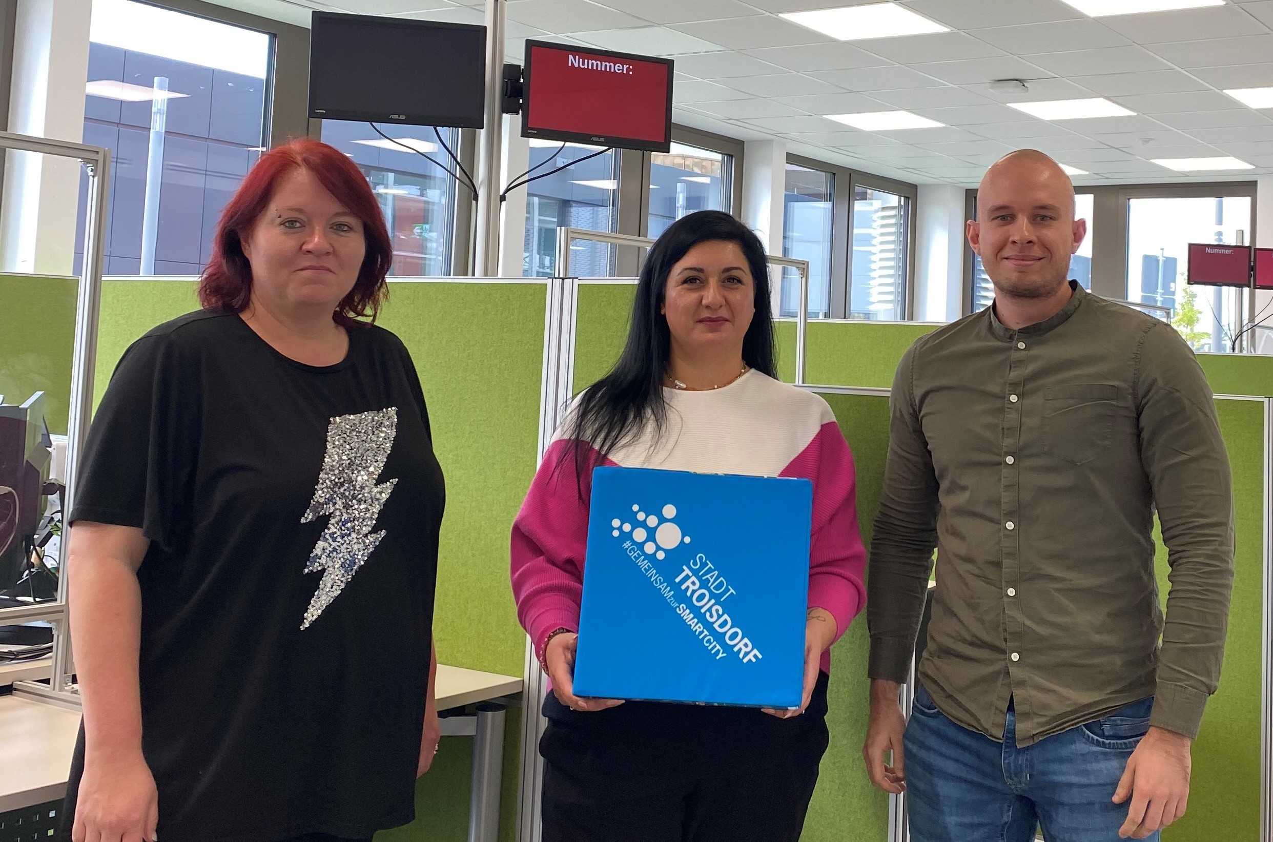 v.l.n.r. Antje Billen (Bürgeramt), Sofia Vavlas (Bürgeramt) und Sebastian Glees (Stabsstelle Digitalisierung) freuen sich über die Einführung des digitalen Untersuchungsberechtigungsscheins.