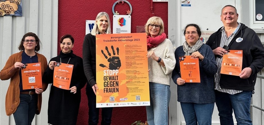 Die beteiligten Einrichtungen stellten das Programm der Aktionstage im Mehrgenerationenhaus der Öffentlichkeit vor. V.l. Antonella Maglieri, SoFa e.V., Zuleydy Reyes-Reyes, Frauenzentrum Troisdorf e.V., Kirsten Steinhoff-Fahadi, Mehrgenerationenhaus, Petra Römer-Westarp, Gleichstellungsbeauftragte der Stadt Troisdorf, Eva Basten, Uferstübchen, Frank Lang, Stadtsportverband