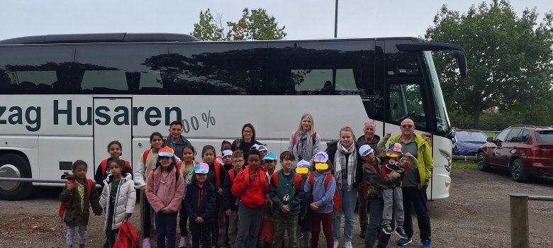 Die Kinder und Betreuer*innen vor dem Bus