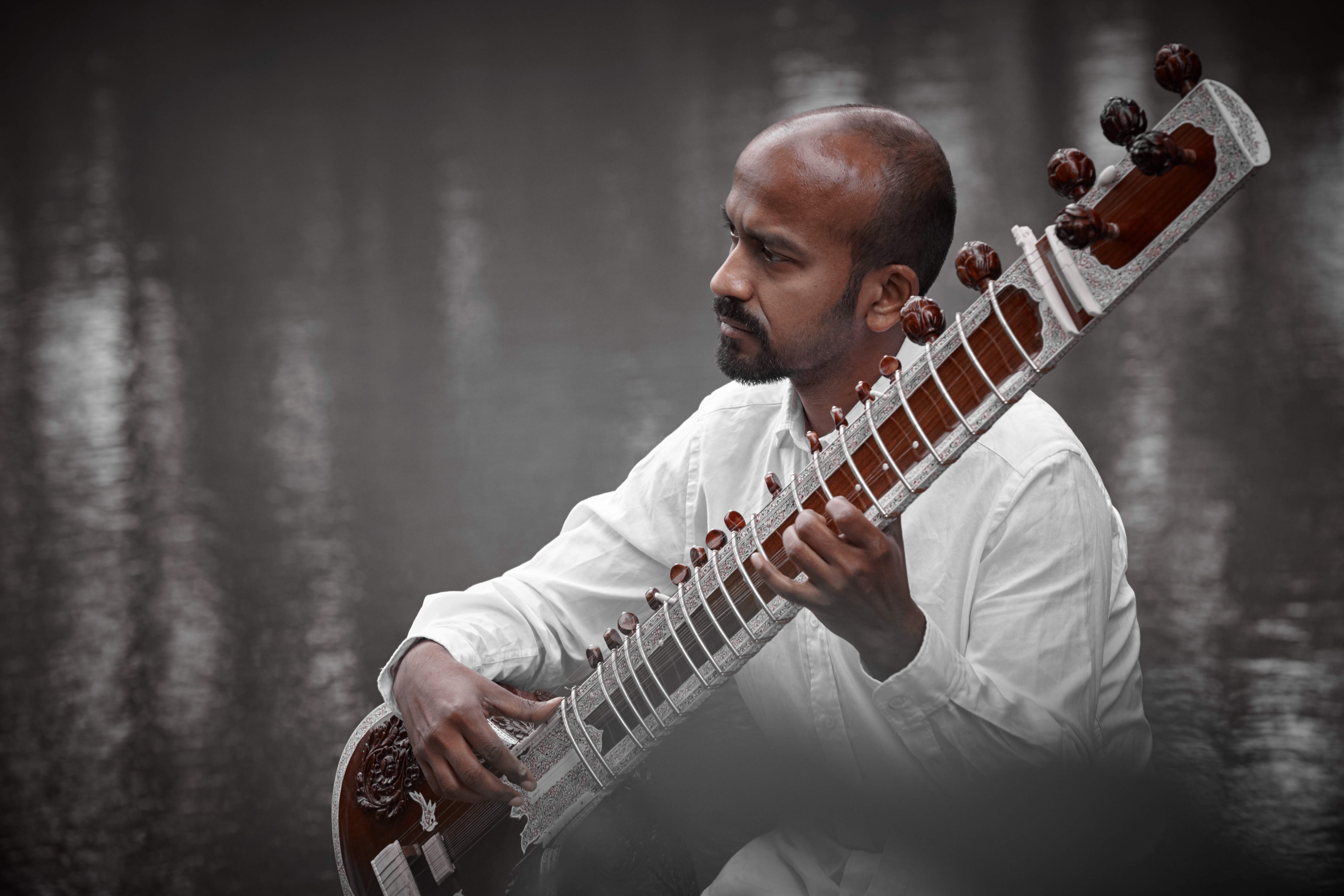 Hindol Deb spielt auf dem Sitar