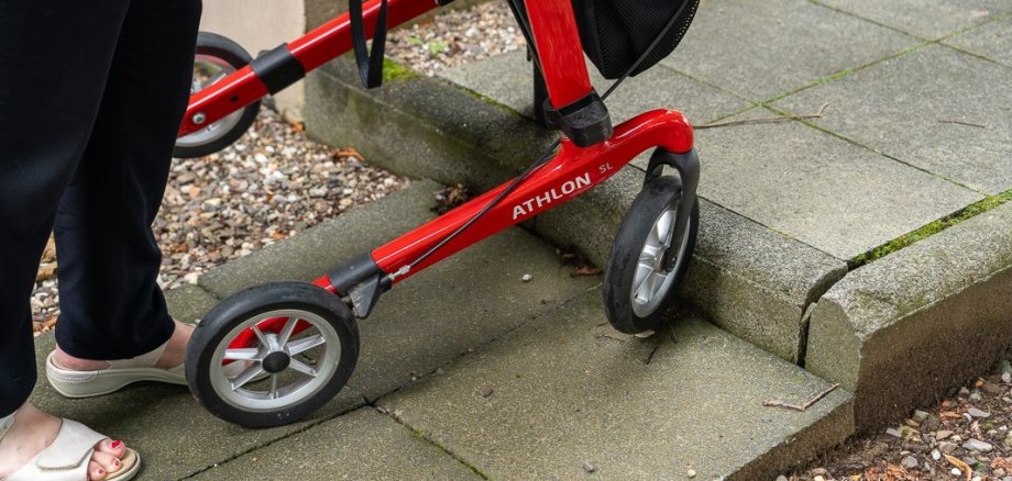 Rollator bleibt an einer Stufe hängen