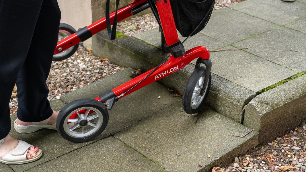 Rollator bleibt an einer Stufe hängen